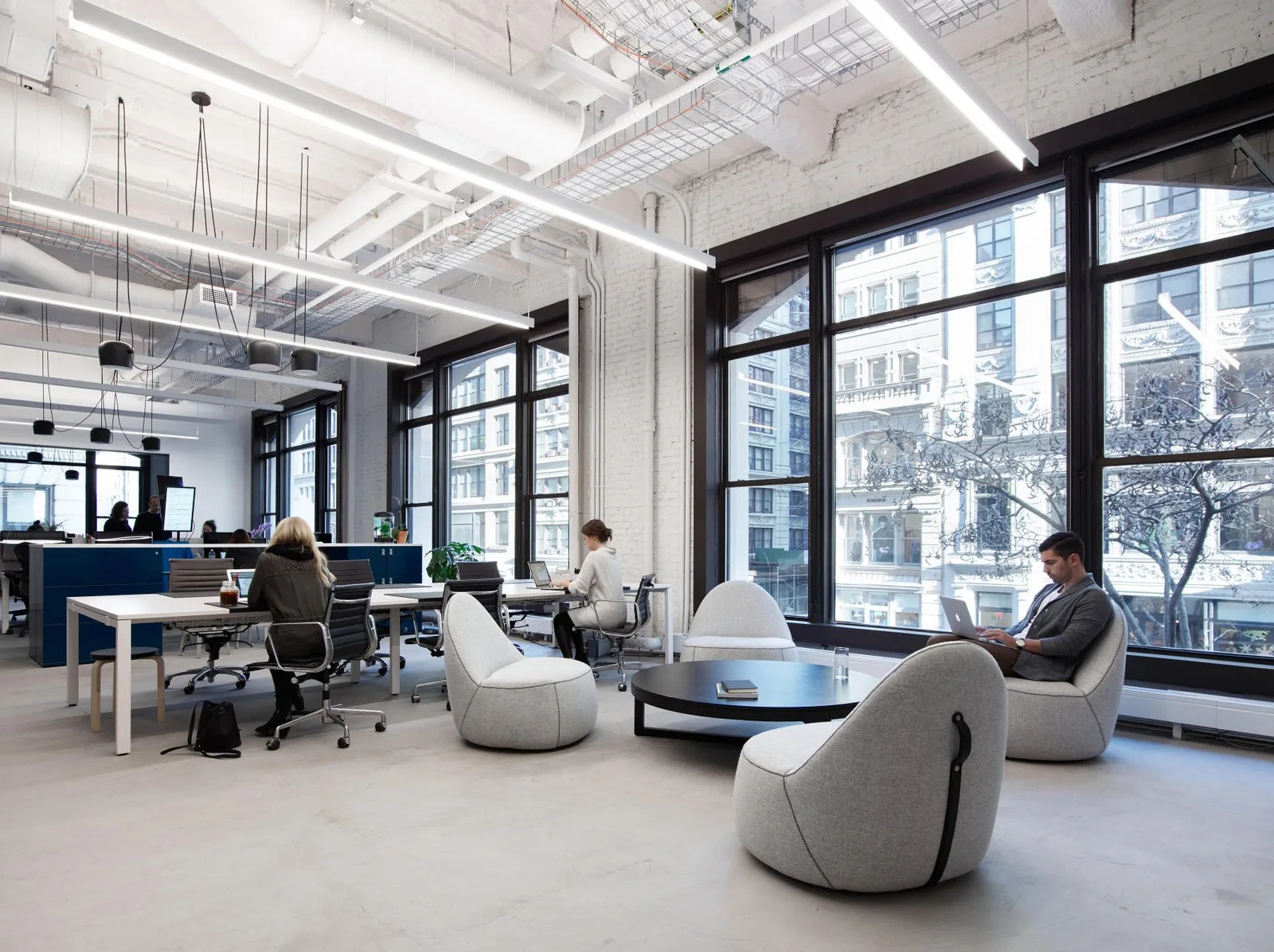 每日吃瓜传媒公司现代化办公环境实景